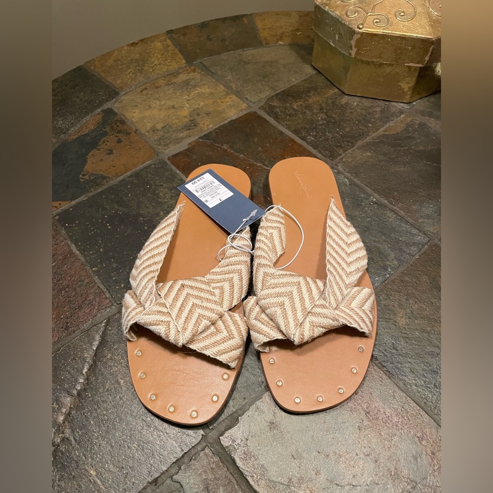 Universal Thread Women’s size 7 sandals 😍🤩